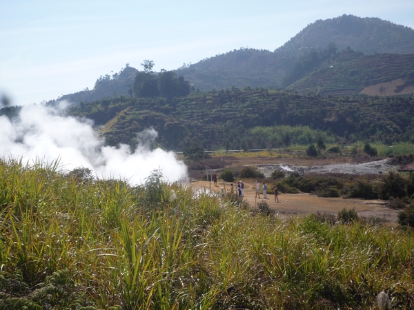 1E Dieng plateau, zwavelbronnen van Kawah Sikidang _P1130842