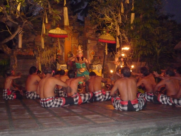 2D Ubud omg, Kecak apendans en vuurdans _P1140400