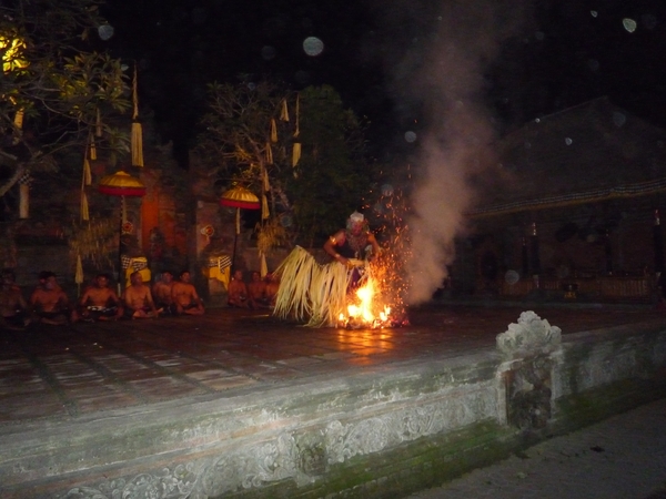 2D Ubud omg, Kecak apendans en vuurdans _P1140420