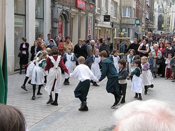 06) Vrolijk in kring dansen
