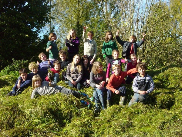 04) Sarah temidden van de groepsfoto