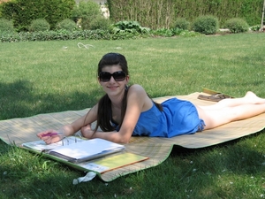 03) Sarah liggend in de tuin