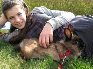 06) Sarah liggend met haar konijn