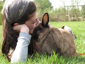 08) Sarah dicht bij haar konijn