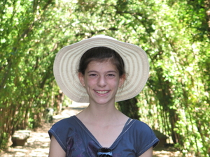13) Sarah met hoed