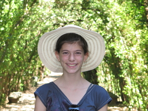 13) Sarah met hoed