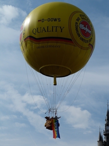 031-Opstijgen gasballon met uitwerpen v.zandzakjes