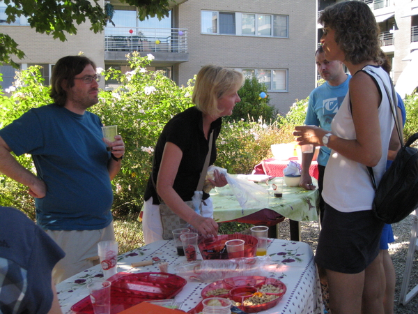 24) Onze buren in gesprek