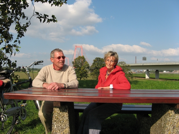 Fietsers rusten uit bij de brug