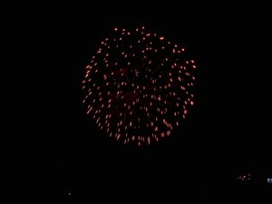 EEN STUK VAN HET MOOIE EN LANGE VUURWERK SPECTAKEL