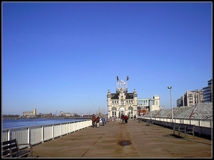 Wandelbrug in Antwerpen langs de Schelde