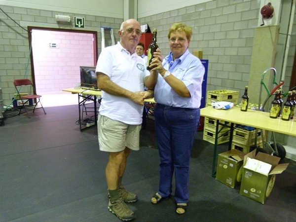 111-Voorzitter met ontvangst prijs-De Pajotten