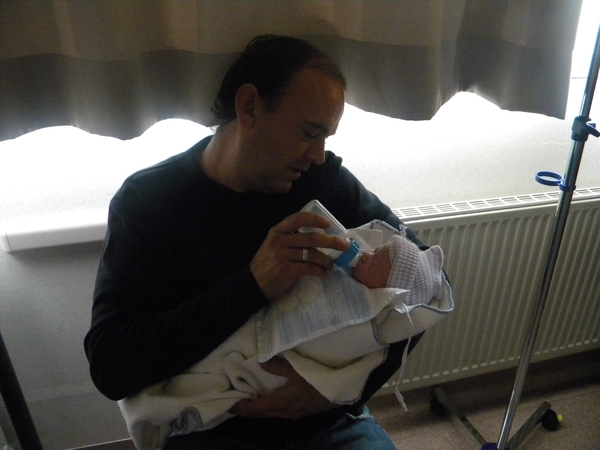 Papa geeft eerste flesje