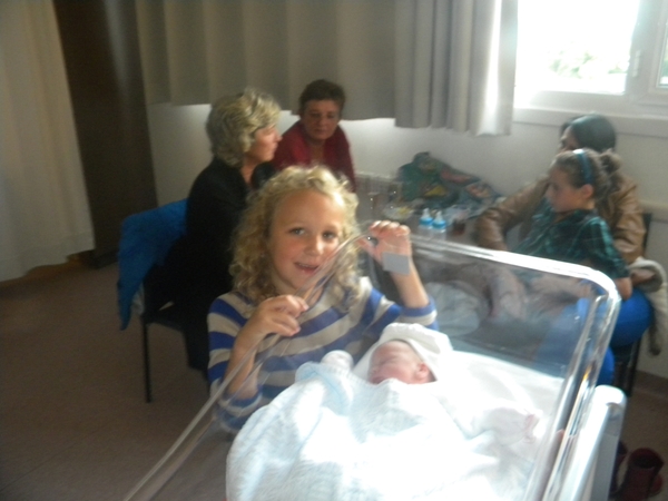 Maite kijkt naar klein zusje