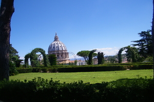 zicht op St.Pietersbasiliek vanuit tuinen Vaticaanstad
