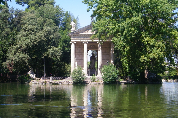 Tempel in tuin van villa Borghese