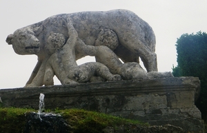 beeld van Romulus en Remus met wolvin