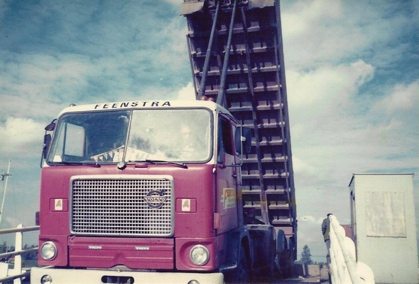 feenstra   Volvo F88 met Floorkiptrailer, ging de bietenbrug op.