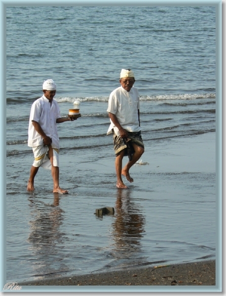 Ceremonie aan de zee