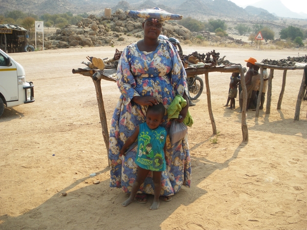 1. Marktje Damaraland  Hererovrouwen verkopen popjes met hun kled