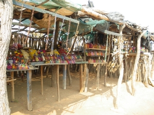 2. Marktje Damaraland  Hererovrouwen verkopen popjes met hun kled