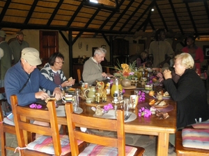 7.  Het open restaurant in de Kavita lion lodge