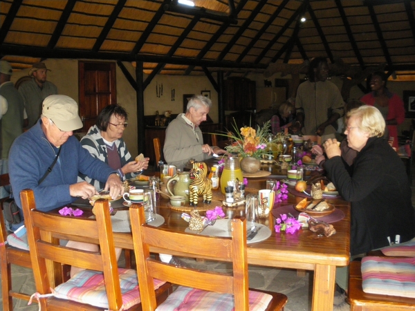 7.  Het open restaurant in de Kavita lion lodge