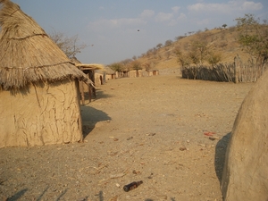 11. Kraal met hutjes van de Himba's