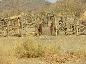 12. Kinderen alom bij de Himba's