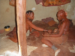 16. Binnen in een hutje van de Himba's