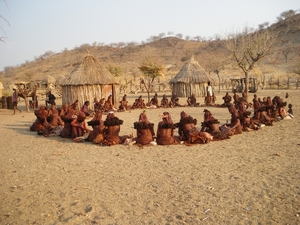 18. De Himba-vrouwen hielden een marktje met spulletjes die ze ze