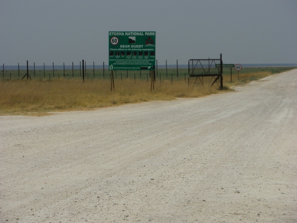 2. Ingang van het Etosha park net grootste nationale park van Nam