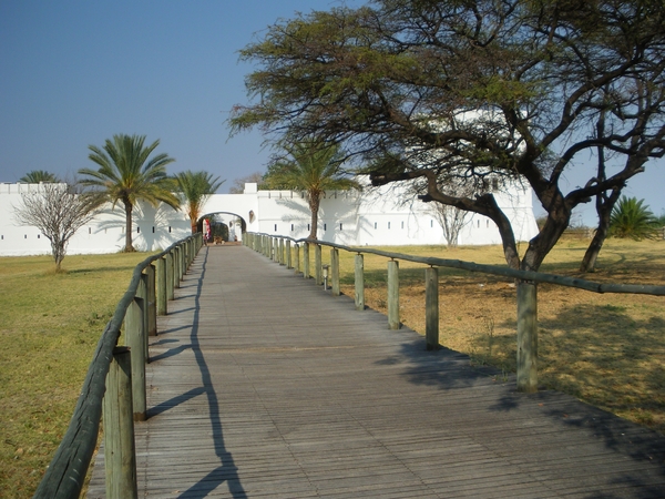 13. Namutoni camp in het Etosha park. Gerenoveerd fort uit de Dui