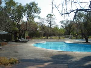 17. Zwembad, op de achtergrond de lodges van het Namutoni camp