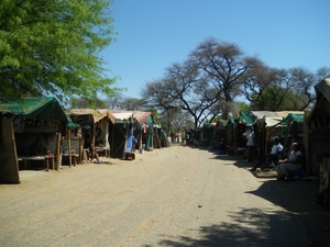 32. Marktje met houtsnijwerk in Mbanguru