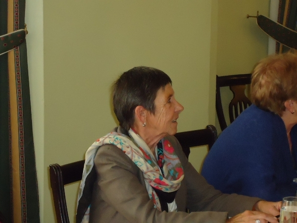 Vrouw luister aandachtig