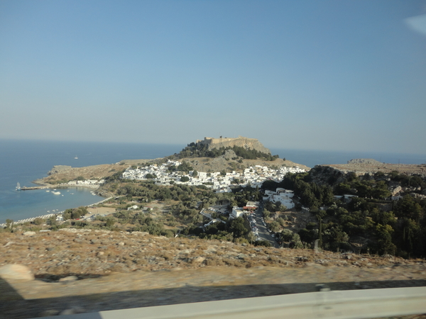 Terugblik op Lindos vanuit de bus