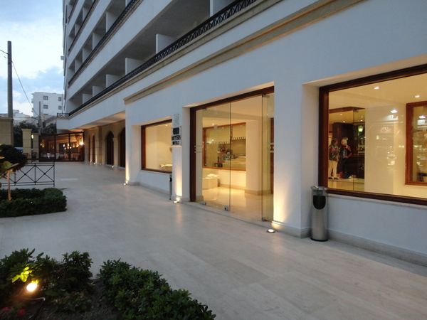 De ingang van het hotel