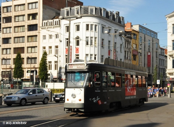 7042 'RAY-BAN' KON. ASTRIDPLEIN 20130816_2 lijn 11