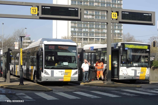 5535 lijn 421 naar Broechem & 4952 lijn 427 naar Herentals FR. RO
