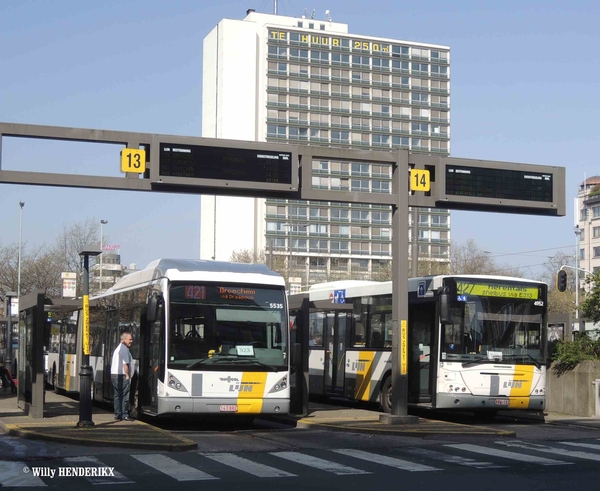 5535 lijn 421 naar Broechem & 4952 lijn 427 naar Herentals FR. RO