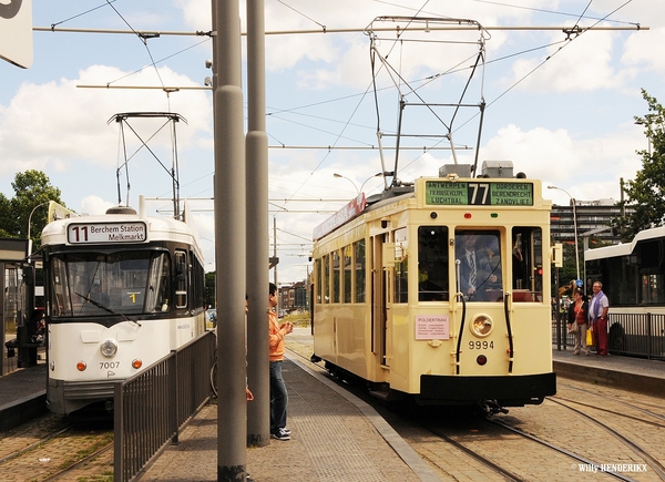 9994 & 7007 lijn 11 Halte STATION BERCHEM 20160703 (2)