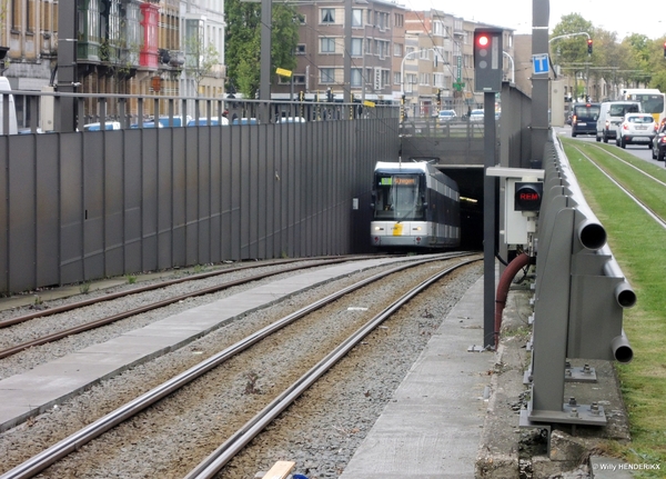 7240 lijn10 uitrit PRE-METRO nabij halte MUGGENBERG 20170418 12u5