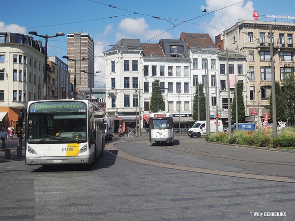 4892 lijn19 & 7009 lijn12 KONINGIN ASTRIDPLEIN 20160718 11u25