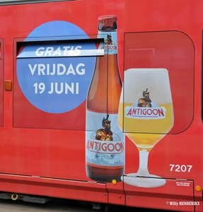 7207 lijn 3 'Er zit een reus in je krant' halte HALEWIJN 20150613