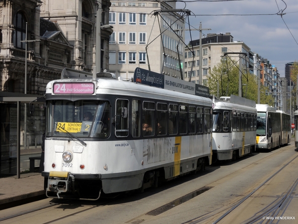 7092-7072  lijn 24 & autobus 111863 NATIONALKE BANK 20170419 15u2