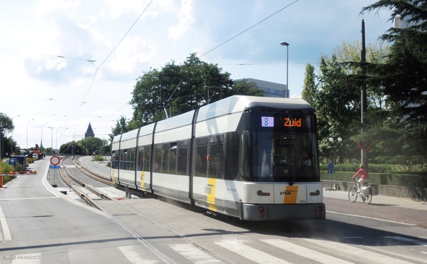 7256 lijn 8 op weg naar tunnelingang BRUG TUNRNHOUTSEBAAN 2017090