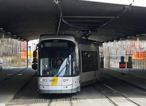 7339 lijn9 onder spoorwegbrug tijdens versporing GULDENVLEISSTRAA