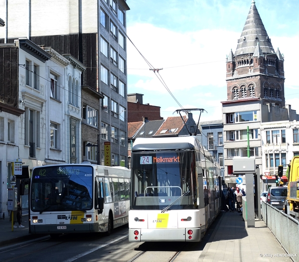 72459 lijn24 & 4209 lijn42 halte STENENBRUG 20180502 13u03 (1)