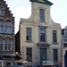 Het gebouw van het Willem Fonds (wit) word dringend gerestaureerd